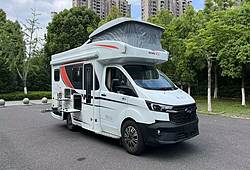 创新额头升顶大床+侧拓展 齐星小T型房车